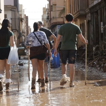 ¿Cómo ayudar a los afectados por la DANA? Emergencias pide no desplazarse en coche ante el colapso que se está produciendo