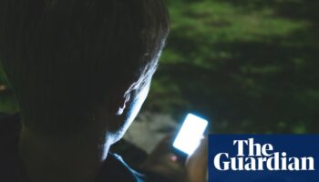 ‘Pick and mix of horror’ online pushes young people to violence, UK police chief says