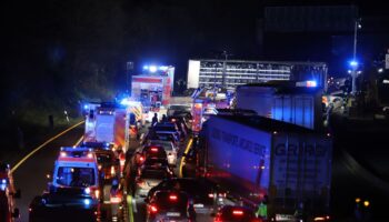 Nach einer Chaosfahrt über mehrere Autobahnen wurde der Lkw-Fahrer aus dem Verkehr gezogen. Foto: Sascha Thelen/dpa