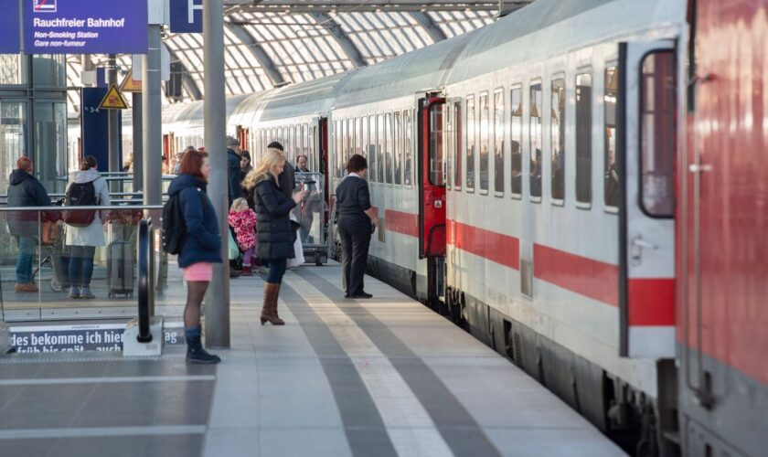 Neues für Verbraucher: Das alles ändert sich im Dezember – von Bahn bis Ladekabel