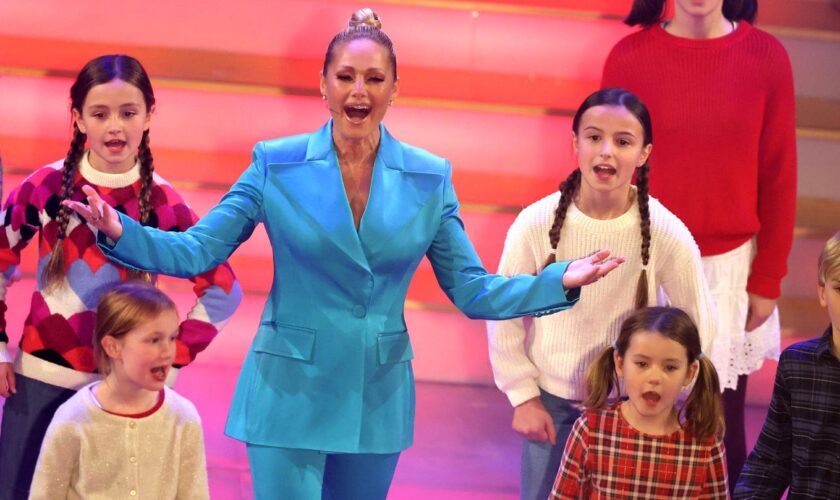 Helene Fischer mit einem Kinderchor in Silbereisens Show "Das Adventsfest der 100.000 Lichter"