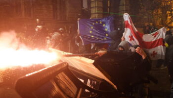 Géorgie : une troisième soirée de répression policière contre les manifestants pro-UE devant le Parlement