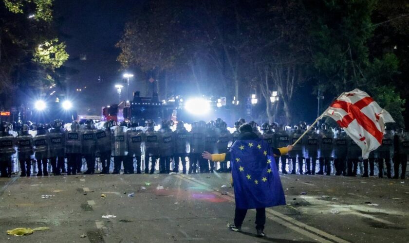 « Nous avons voté pour l’UE. Et que fait notre gouvernement ? L’exact inverse » : en Géorgie, nouveaux affrontements entre manifestants et policiers