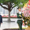 Le président chinois Xi Jinping, également secrétaire général du Comité central du Parti communiste chinois et président de la Commission militaire centrale, offre un panier de fleurs à la statue du camarade Deng Xiaoping au parc Lianhuashan à Shenzhen, dans la province du Guangdong (sud de la Chine), le 14 octobre 2020.