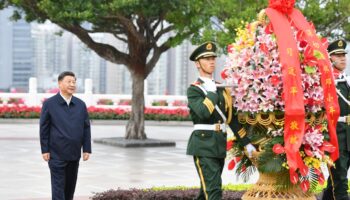 Le président chinois Xi Jinping, également secrétaire général du Comité central du Parti communiste chinois et président de la Commission militaire centrale, offre un panier de fleurs à la statue du camarade Deng Xiaoping au parc Lianhuashan à Shenzhen, dans la province du Guangdong (sud de la Chine), le 14 octobre 2020.