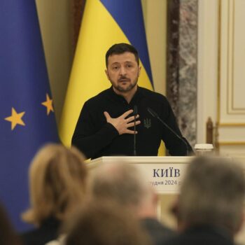 Guerre en Ukraine : Zelensky redit vouloir des armes et des garanties de l’Otan avant des négociations avec Moscou