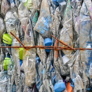 Des bouteilles en plastique ramassées sur une page à Ranong, en Thaïlande, le 23 septembre 2024