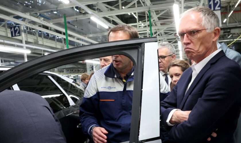 Le PDG de Stellantis, Carlos Tavares, visite une usine du groupe à Sochaux, en France, le 3 octobre 2024