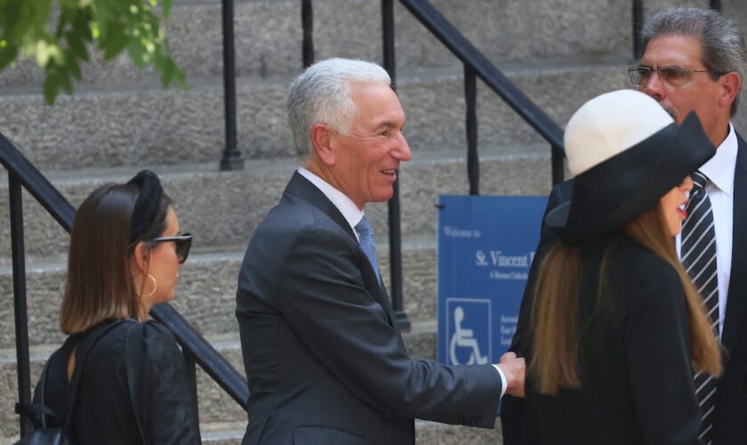 Charles Kushner assiste aux funérailles d'Ivana Trump à l'église catholique romaine St. Vincent Ferrer le 20 juillet 2022 à New York.