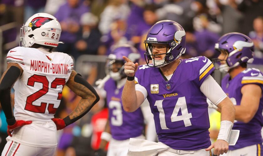 Sam Darnold helps Vikings notch 10th win of season in victory over Cardinals