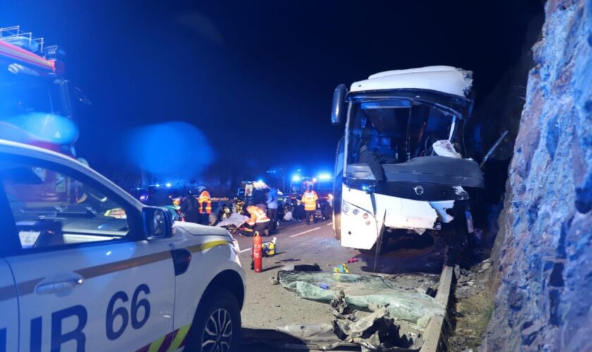 Dans les Pyrénées-Orientales, un accident d’autocar fait au moins deux morts et 10 blessés graves