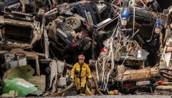 Zerstörung nach Überschwemmung: 120.000 kaputte Fahrzeuge: Valencias Autofriedhöfe zeigen Ausmaß der Flut