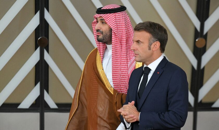 Le président français Emmanuel Macron et le prince héritier saoudien Mohammed ben Salmane participent à un sommet à Bruxelles le 16 octobre 2024