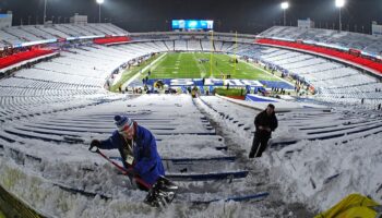 NFL fans help clear snow from Bills' stadium ahead of game vs 49ers: 'Ready for football'