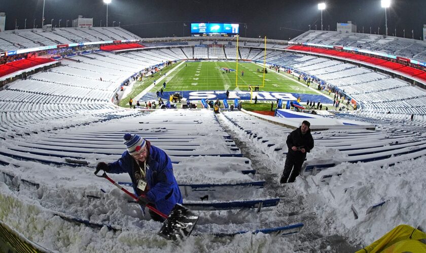 NFL fans help clear snow from Bills' stadium ahead of game vs 49ers: 'Ready for football'