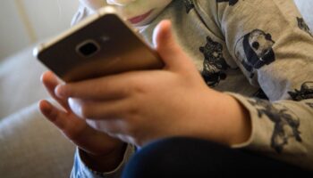 Ab zehn Jahren haben die meisten Kinder in Deutschland ein eigenes Smartphone. (Symbolbild) Foto: Hans-Jürgen Wiedl/ZB/dpa