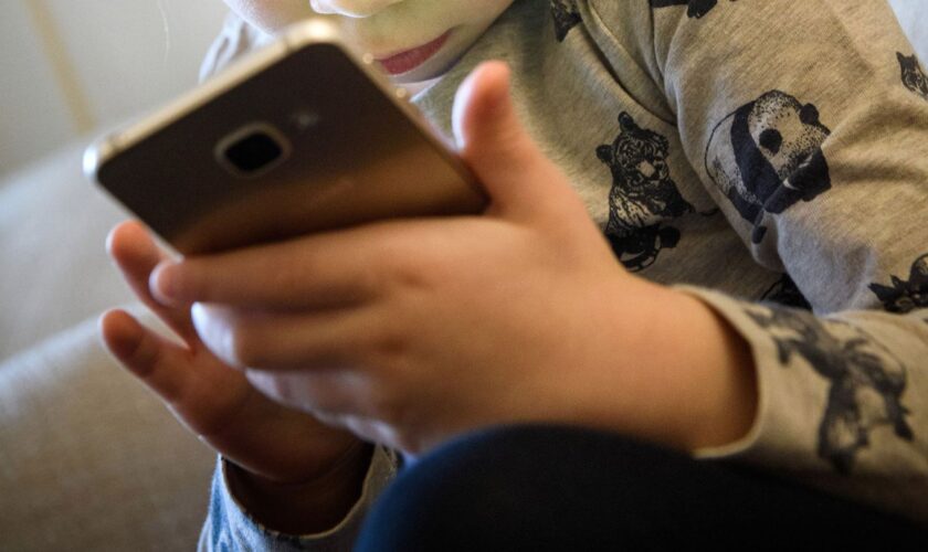 Ab zehn Jahren haben die meisten Kinder in Deutschland ein eigenes Smartphone. (Symbolbild) Foto: Hans-Jürgen Wiedl/ZB/dpa