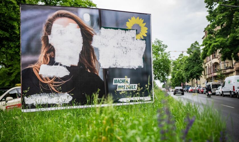 Wahlplakate - wie hier eines der Grünen zur Europawahl - wurden 2024 häufig beschädigt. (Archivbild) Foto: Michael Kappeler/dpa