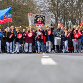 IG Metall: Mehr als zehntausend VW-Mitarbeiter im Warnstreik