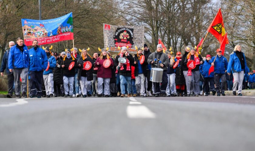 IG Metall: Mehr als zehntausend VW-Mitarbeiter im Warnstreik