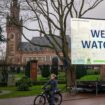 "We are Watching!" ist auf einem Plakat vor dem Internationalen Gerichtshof zu lesen: Das höchste UN-Gericht befasst sich mit Kl