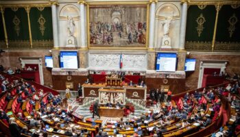 Michel Barnier menacé de censure par une Assemblée divisée en trois blocs