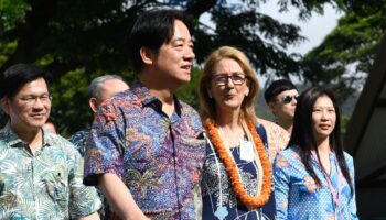 Le président taïwanais Lai Ching-te visite le musée Bishop avec le directeur du musée Dee Jay Mailer à Honolulu, Hawaï, le 30 novembre 2024