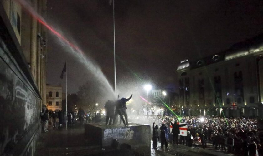 En Géorgie, une cinquième soirée de mobilisation pro-EU, des milliers de manifestants rassemblés à Tbilissi