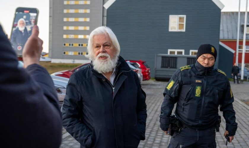 Le militant écologiste Paul Watson restera en prison jusqu’au 18 décembre