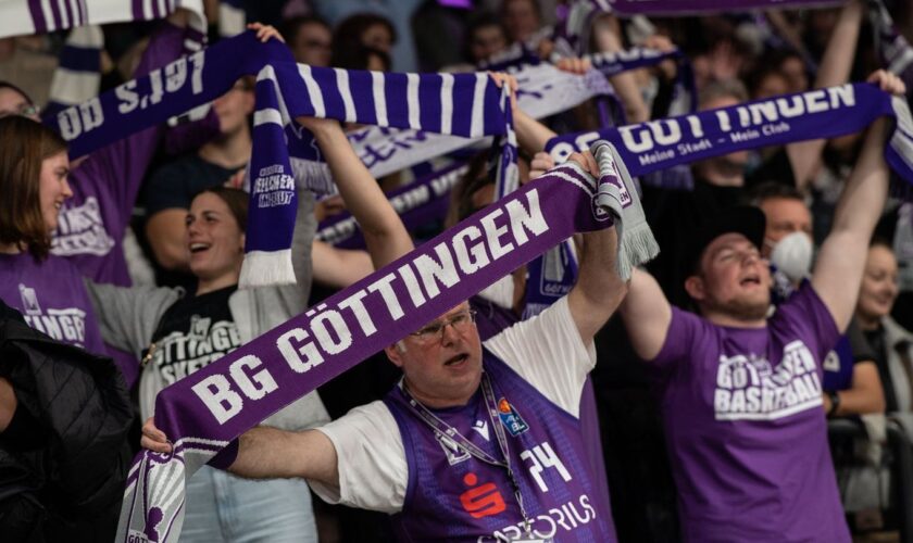 Fans der BG Göttingen. Foto: Swen Pförtner/dpa