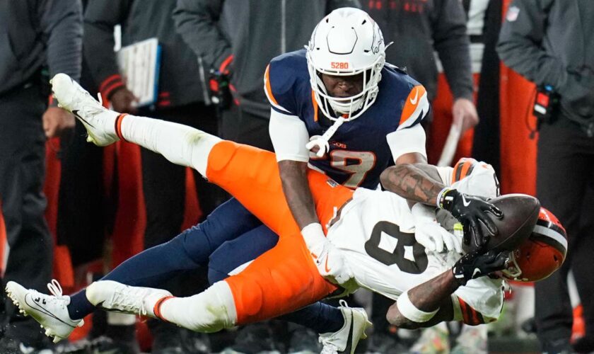 Denver Broncos see off Cleveland Browns to help playoff hopes