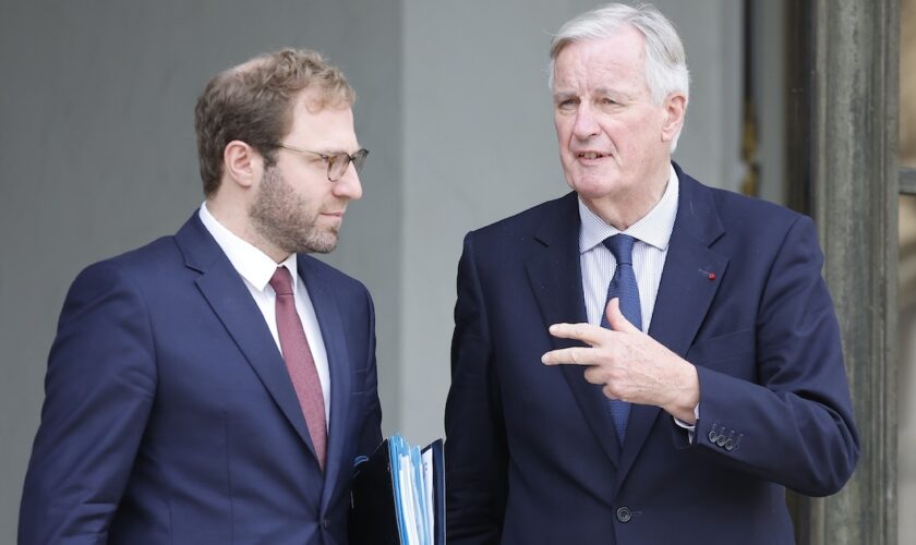 Le ministre de l'Économie Antoine Armand (à gauche) et le Premier ministre Michel Barnier après le conseil des ministres à l'Élysée à Paris, le 15 octobre 2024