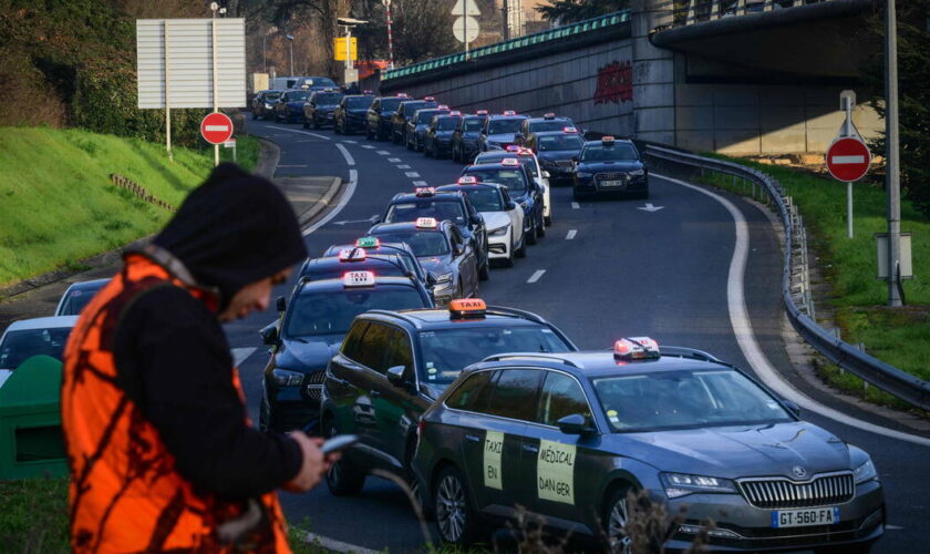 Taxis autour de Lyon : des CRS déployés «pour libérer» les accès bloqués