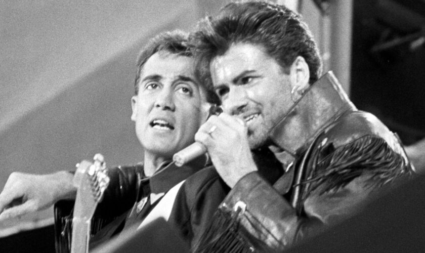 George Michael und Andrew Ridgeley von Wham singen "Last Christmas"