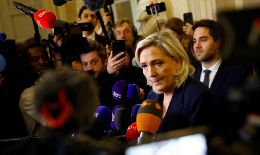 Le Pen lehnt Sparhaushalt ab – Frankreichs Regierung steht vor dem Aus