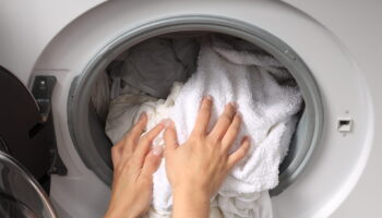 Trop de gens abîment leurs vêtements au lavage, c'est l'erreur à éviter avec sa machine