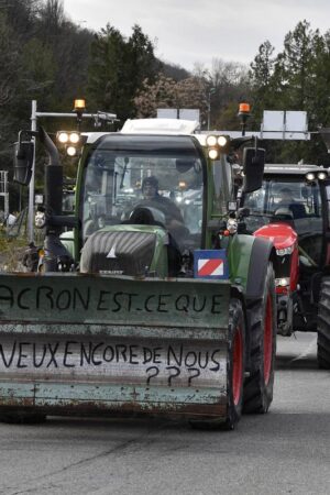 Agriculture, bâtiment, fonction publique… De nombreux secteurs alertent sur les conséquences d’une censure du gouvernement