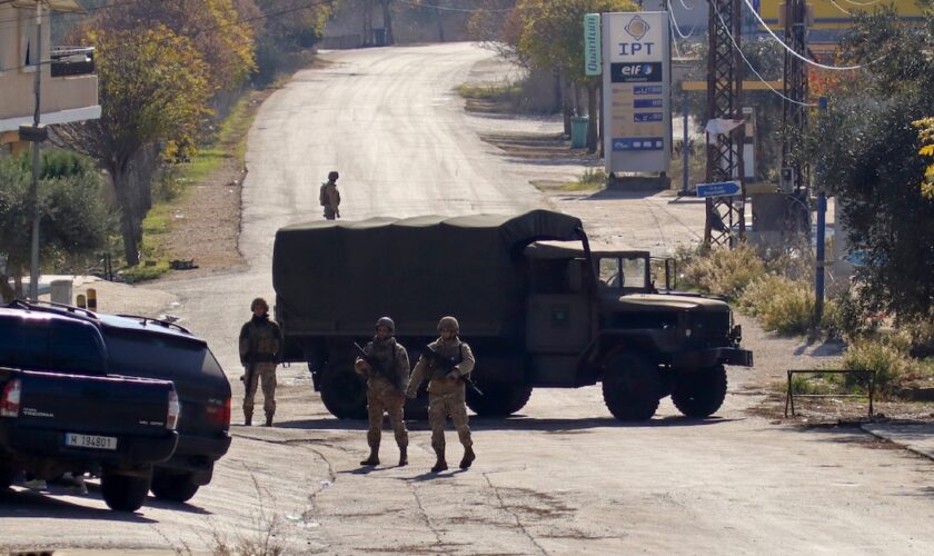 Soldats libanais déployés à Marjayoun, dans le sud du Liban, le 28 novembre 2024 au deuxième jour du cessez-le-feu entre le Hezbollah et Israël