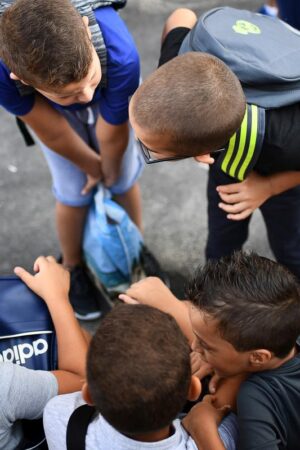 « Le premier qui bouge est gay » : la phrase homophobe qui a envahi les cours de récré