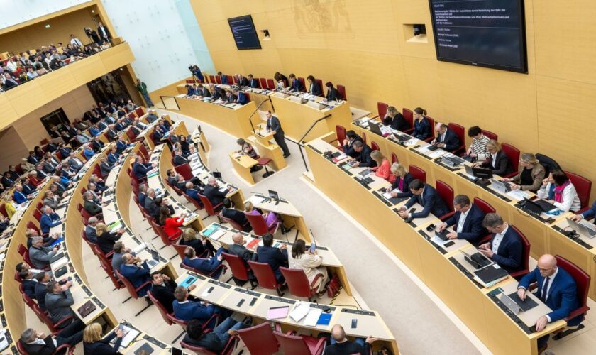 Der Ton im Landtag wird rauer. (Archivbild) Foto: Peter Kneffel/dpa