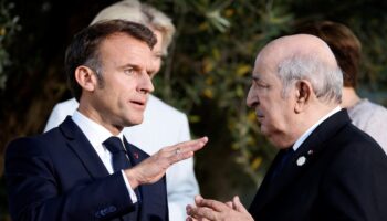 Le président français Emmanuel Macron (à gauche) s'entretient avec le président algérien Abdelmadjid Tebboune alors qu'ils posent pour une photo de famille avec les chefs d'État du G7 et les chefs de délégation des pays de sensibilisation à la station balnéaire de Borgo Egnazia lors du sommet du G7 organisé par l'Italie, à Savelletri, le 14 juin. , 2024. (Photo de Ludovic MARIN / AFP)