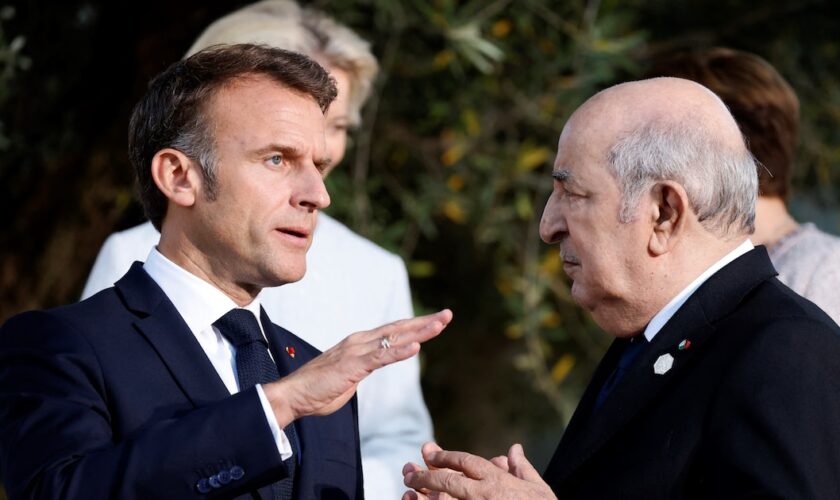 Le président français Emmanuel Macron (à gauche) s'entretient avec le président algérien Abdelmadjid Tebboune alors qu'ils posent pour une photo de famille avec les chefs d'État du G7 et les chefs de délégation des pays de sensibilisation à la station balnéaire de Borgo Egnazia lors du sommet du G7 organisé par l'Italie, à Savelletri, le 14 juin. , 2024. (Photo de Ludovic MARIN / AFP)