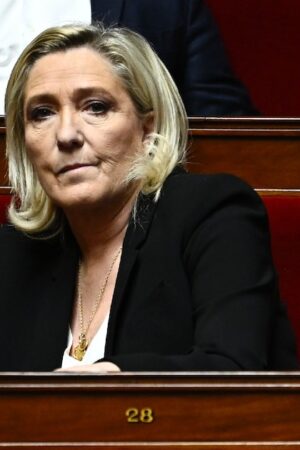 La présidente du groupe des députés du Rassemblement national Marine Le Pen lors de la séance des questions au gouvernement à l'Assemblée nationale à Paris, le 3 décembre 2024