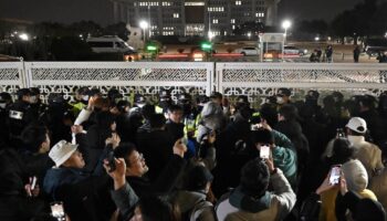 Des gens se rassemblent devant l'Assemblée nationale à Séoul, en Corée du Sud, le 4 décembre 2024, après que le président Yoon Suk Yeol a déclaré la loi martiale