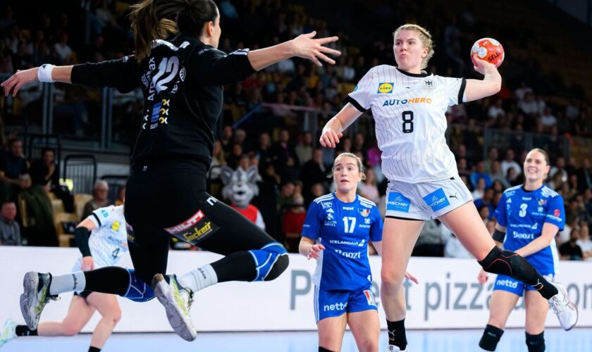 Die deutschen Handballerinnen stehen nach dem Sieg gegen Island in der EM-Hauptrunde. Foto: Marco Wolf/dpa