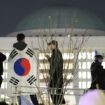 Vor der südkoreanischen Nationalversammlung versammelten sich Tausende Demonstranten. Foto: Lee Jin-man/AP/dpa