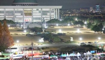 Menschenmenge vor dem Parlamentsgebäude in Seoul