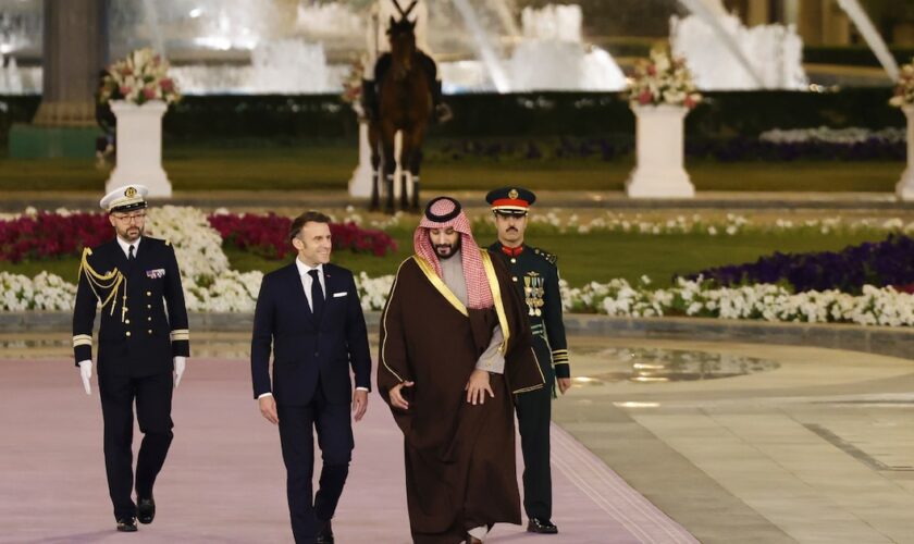 Le président français Emmanuel Macron (G) marche à côté du prince héritier d'Arabie saoudite Mohammed ben Salmane à Riyad, le 2 décembre 2024