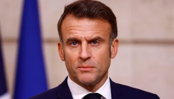 Motion de censure : quelle attitude adopter pour Emmanuel Macron ?