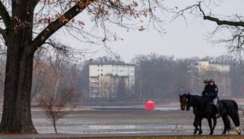 Zwei Reiter der Polizei sind nahe der Fundstelle einer Fliegerbombe in Nürnberg unterwegs. Foto: Daniel Karmann/dpa